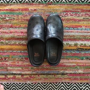 Dansko XP Clogs Sunburst Silver 39
